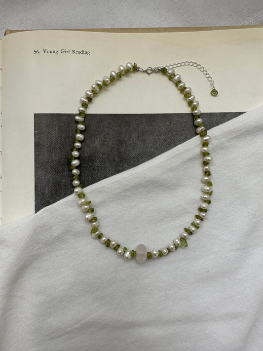 Pearl and peridot necklace with rose quartz centre