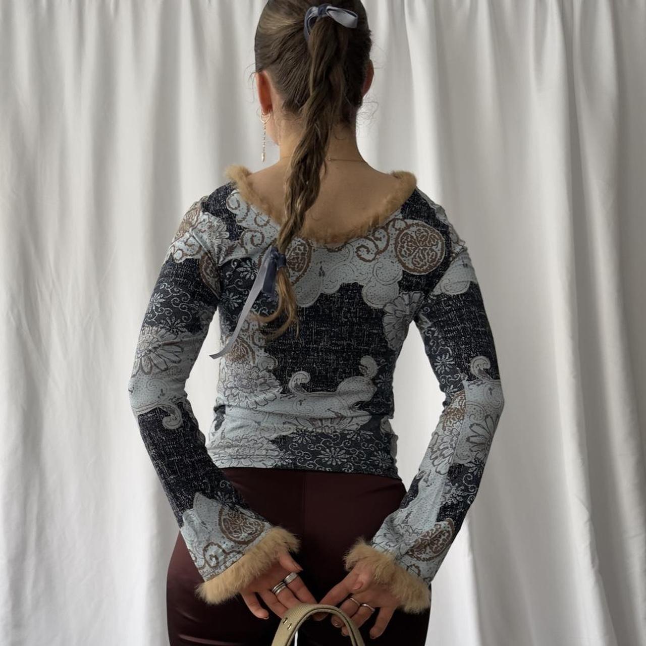 90s long sleeve top with fur trims with abstract print